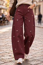 Cargar imagen en el visor de la galería, Pantalón de corte barrel sin pliegues, adornado con corazones en tejido sarga. Cintura elástica, bolsillos laterales
