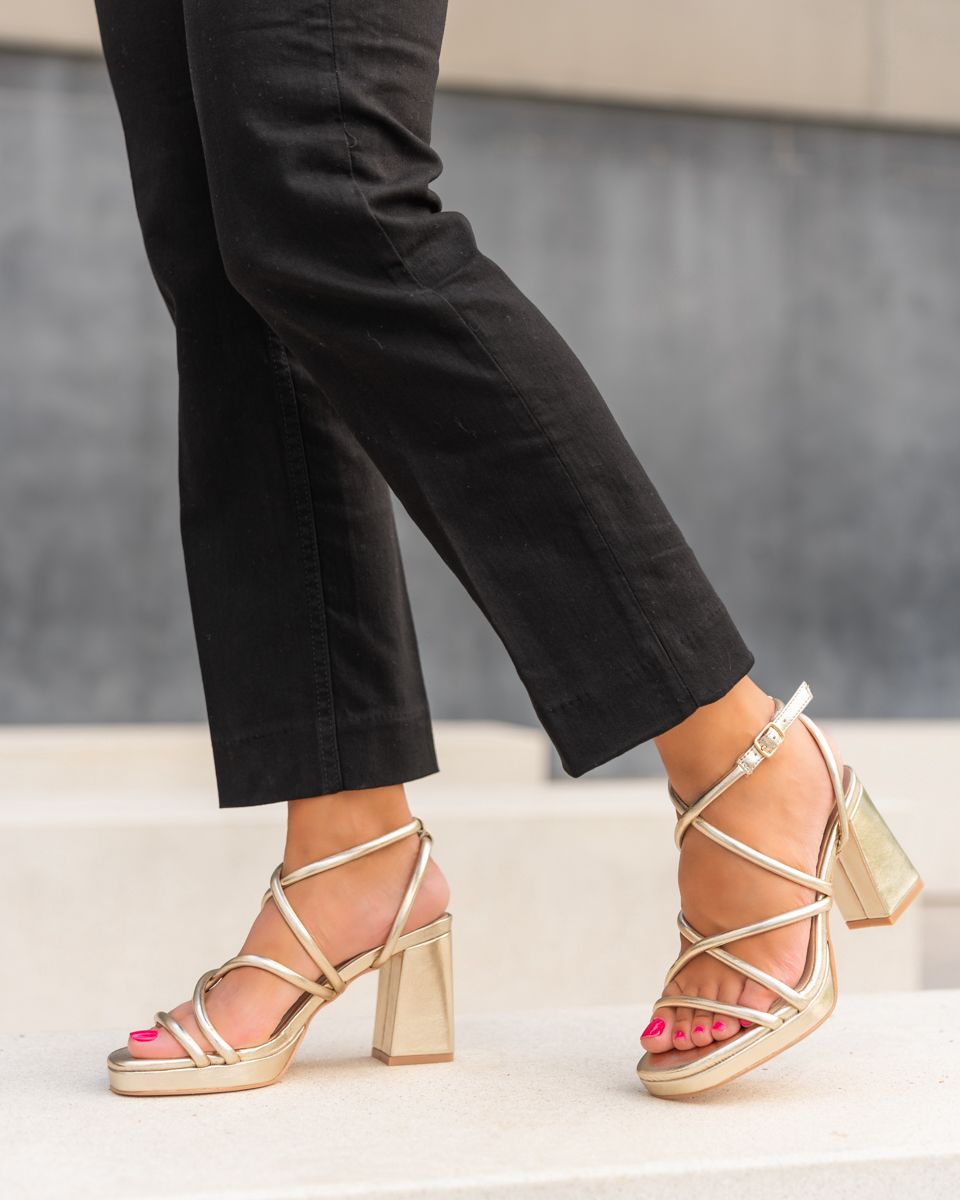 SANDALIA TIRAS DORADA