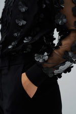 Cargar imagen en el visor de la galería, CAMISETA FLORES SALSA
