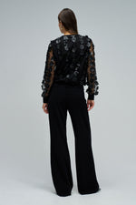 Cargar imagen en el visor de la galería, CAMISETA FLORES SALSA
