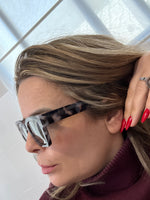 Cargar imagen en el visor de la galería, GAFAS  CAREY GRIS
