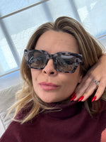 Cargar imagen en el visor de la galería, GAFAS  CAREY GRIS
