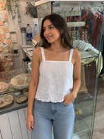 Cargar imagen en el visor de la galería, Top blanco de tirantes con bordado floral y lazos laterales
