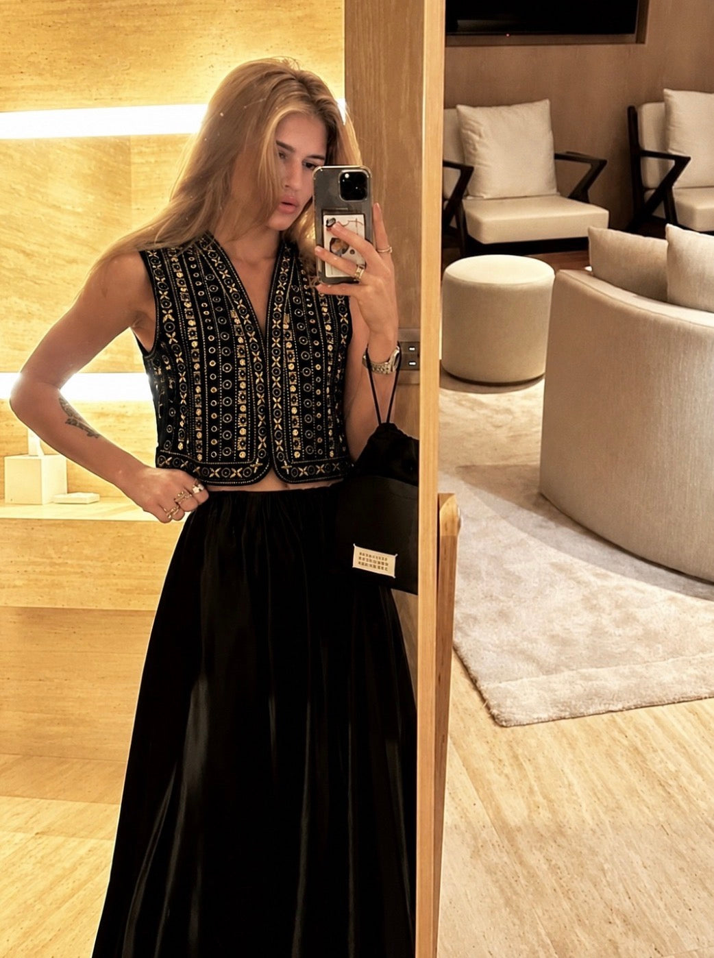 Chaleco negro con con detalles dorados