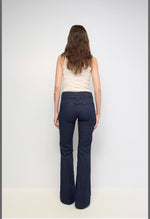 Cargar imagen en el visor de la galería, Pantalón Vaquero Secret push in SALSA
