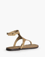 Cargar imagen en el visor de la galería, Sandalia plana esclava con detalle de tachas y cierre con hebillas en el lateral exterior.
