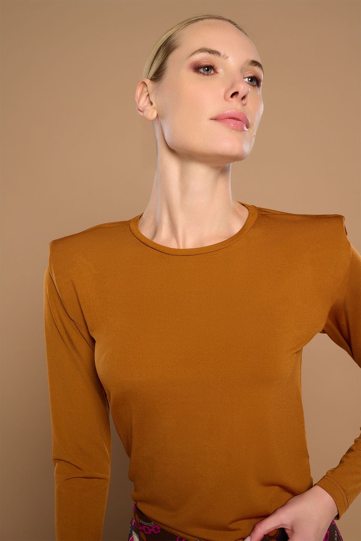 TOP CARINA MARRON MINUETO